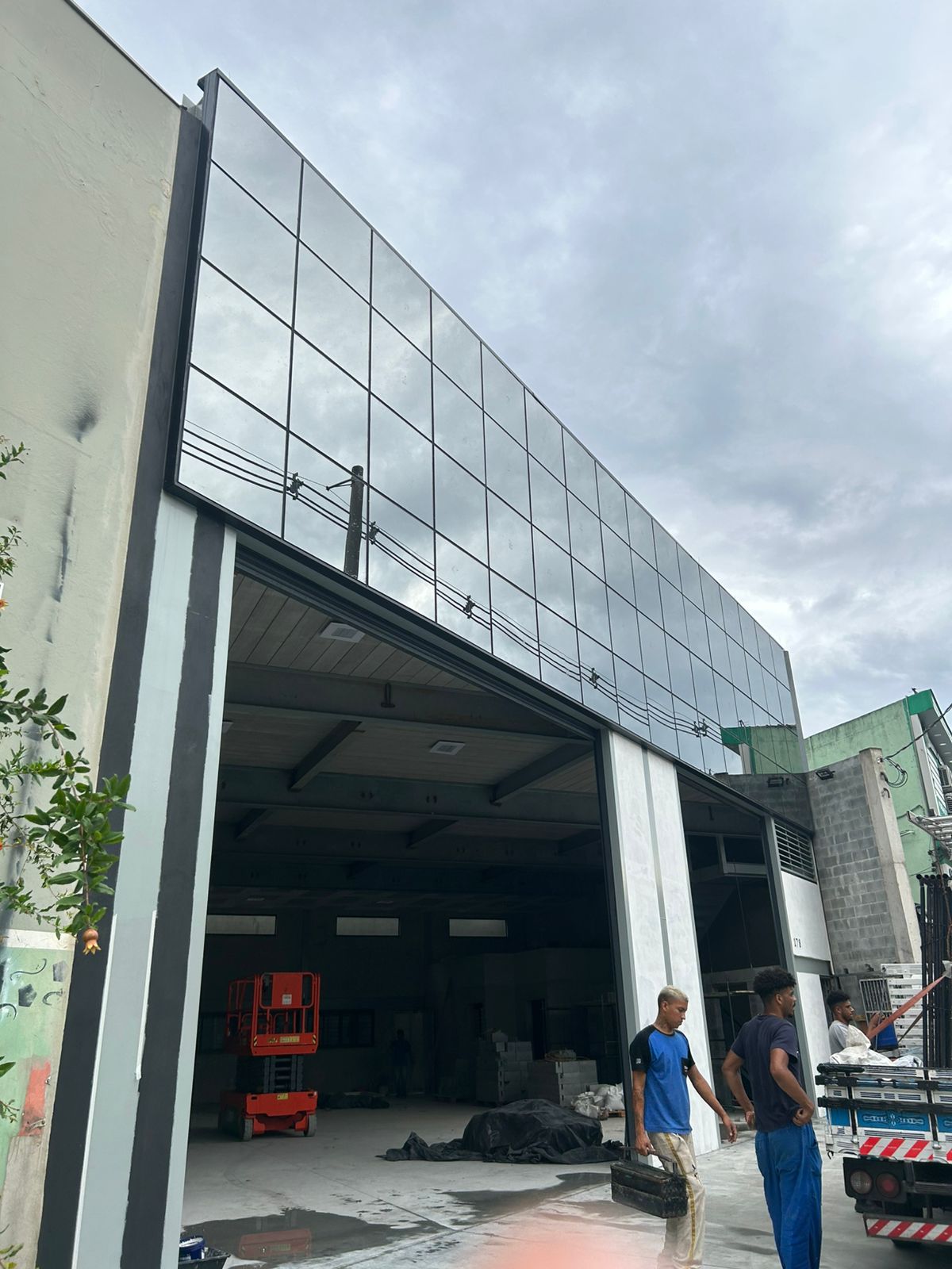 Fachada envidraçada em instalação